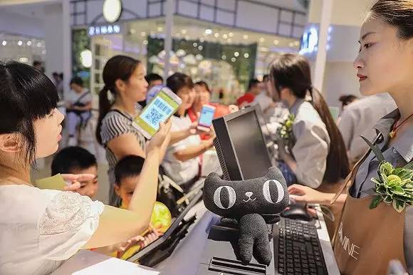 伙卖零食！第一家门店已经在杭州开业！不朽情缘游戏平台重磅！阿里和银泰合(图9)